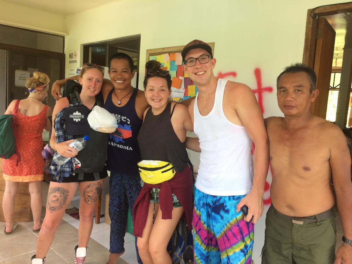 Fat Monkey Hostel Coron Exterior photo