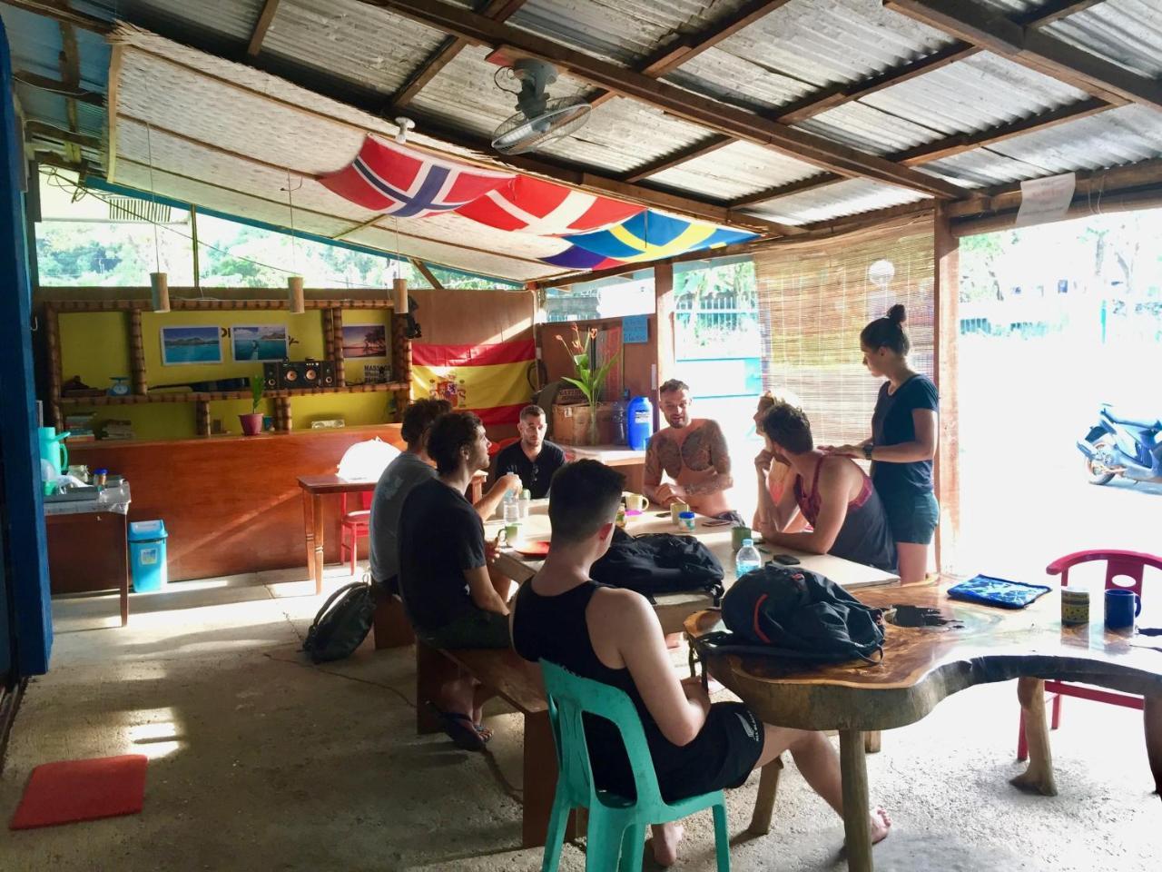 Fat Monkey Hostel Coron Exterior photo