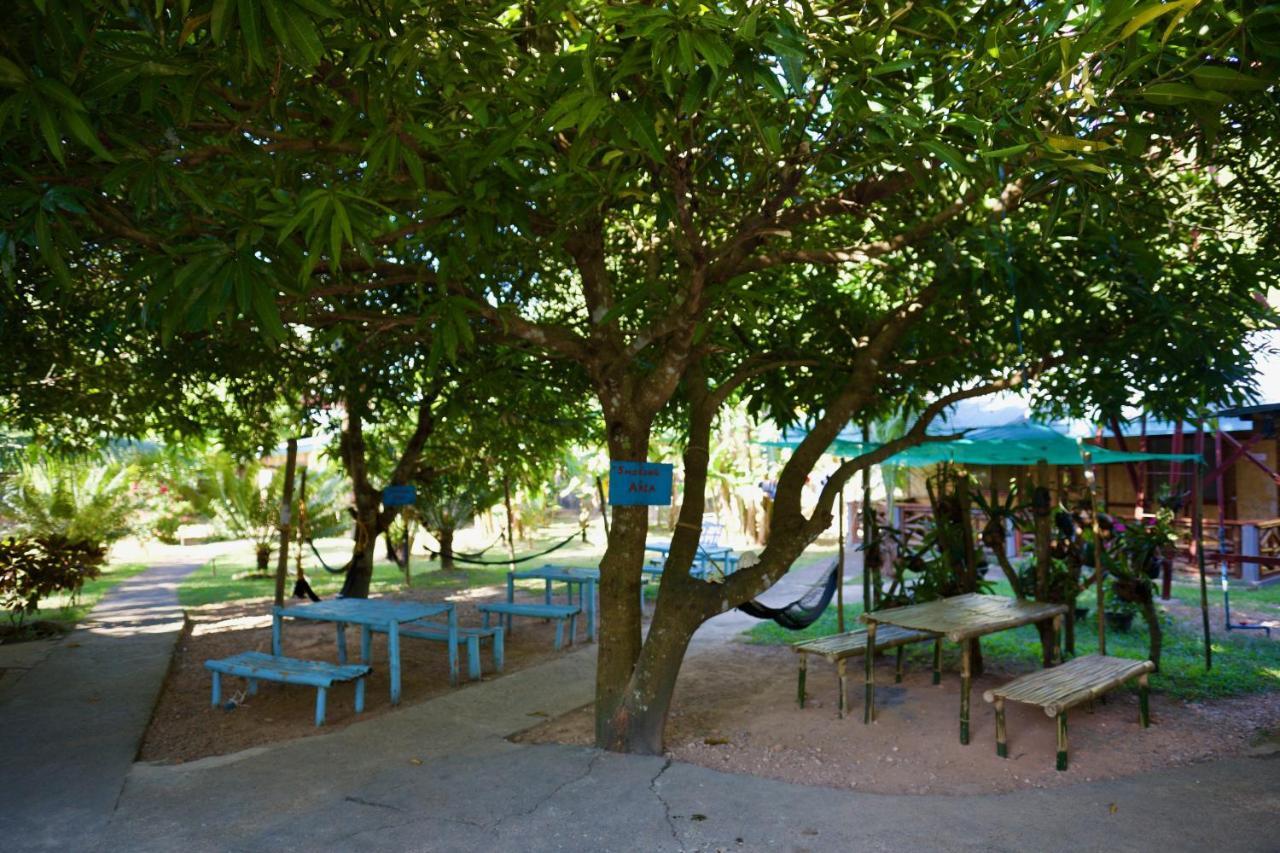 Fat Monkey Hostel Coron Exterior photo