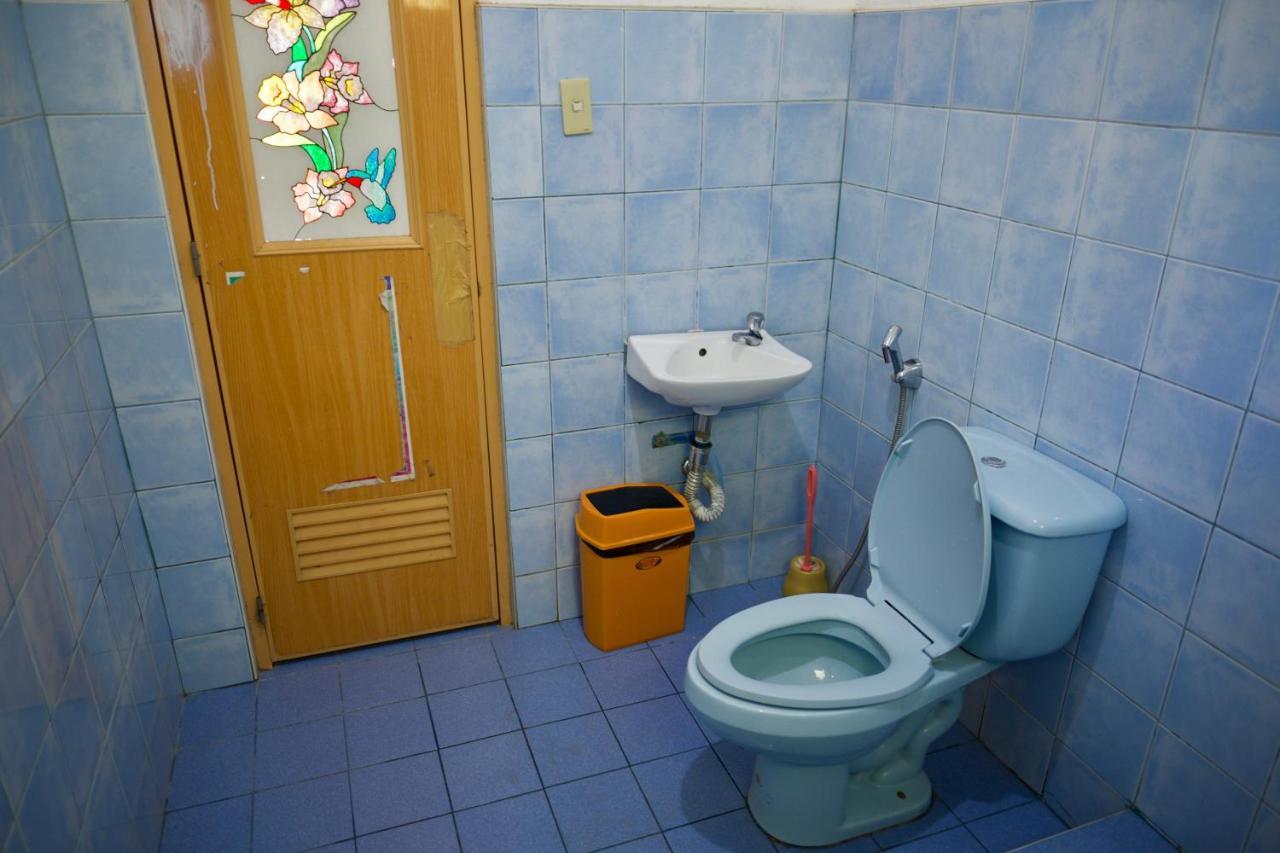 Fat Monkey Hostel Coron Exterior photo