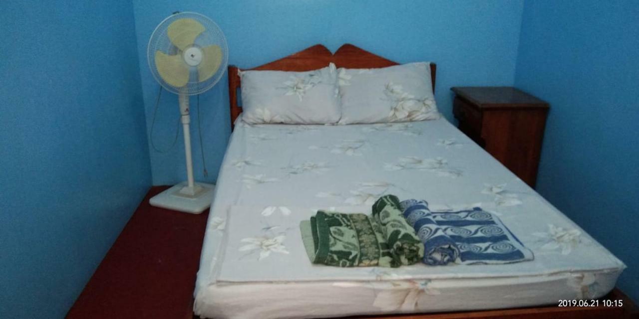 Fat Monkey Hostel Coron Exterior photo
